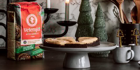 Chokladig kladdkaka med pepparkaksmak och lyxig kolasmörkräm