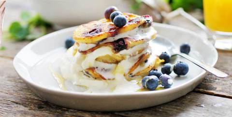 Amerikanska pannkakor med blåbär, lönnsirap och grädde 🥞