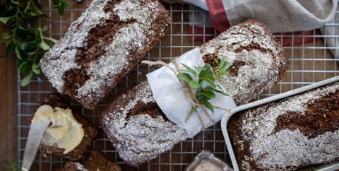 Filmjölksbröd med kanel, hasselnötter och äpple