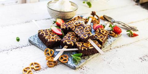 Brownie på pinne toppad med pretzel