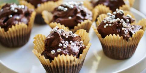 Browniemuffins med valnötter och choklad- och kaffekräm