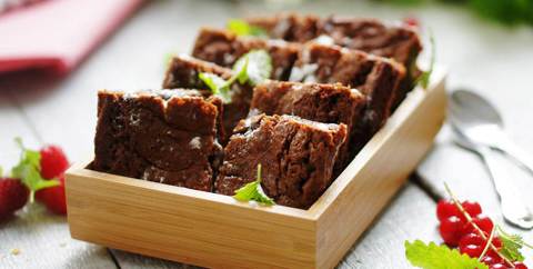 Brownies med valnötter och flingsalt