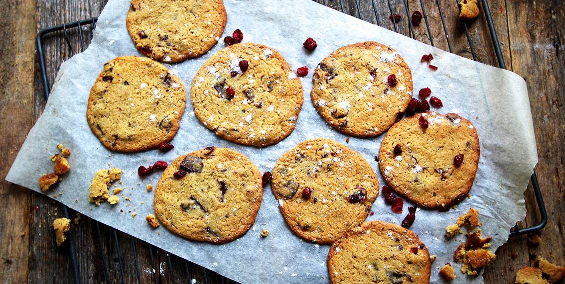 Chocolate chip cookies med mörk choklad och tranbär