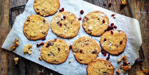 Chocolate chip cookies med mörk choklad och tranbär