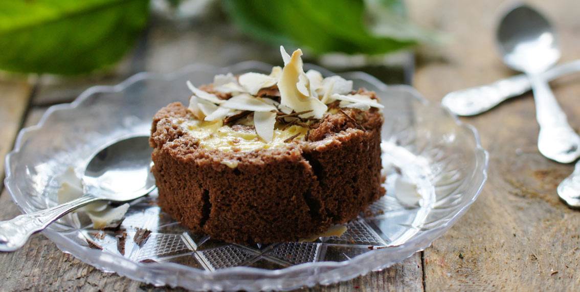Chokladrulltårta med smörig kokoskräm
