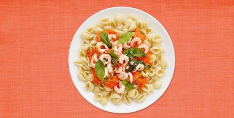 Pasta med rostad paprikasås och läckert salviastekta räkor