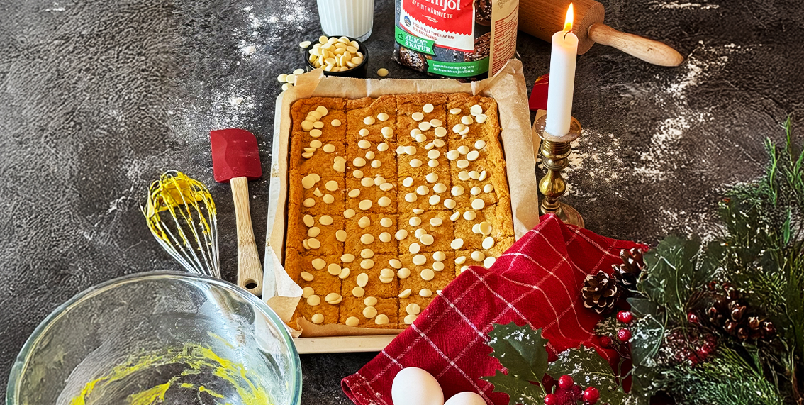 Saffranskaka med vit chokladtopping