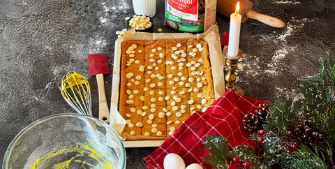 Saffranskaka med vit chokladtopping