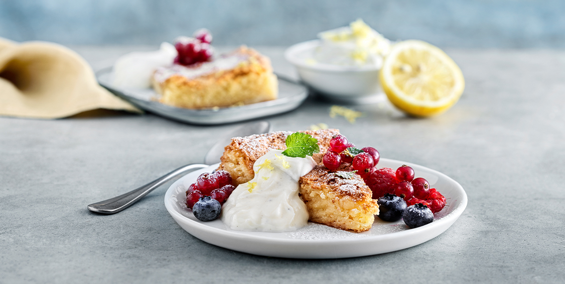 Fudgy Lemon Cake med vaniljkvarg och färska bär