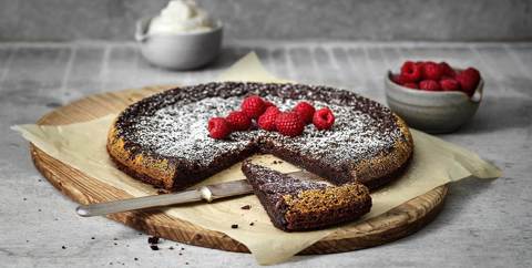 Snabb kladdkaka med grädde och färska hallon