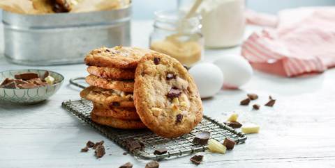 Triple chocolate cookies med ljus, vit och mörk choklad