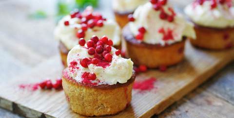 Kanel- och lingonmuffins med syrlig färskosttopping