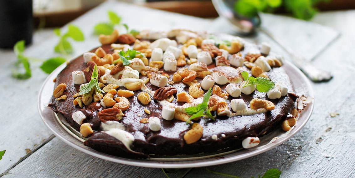 Kladdkaka med fudge- och rockyroadtopping