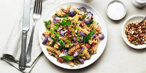 Linsfusilli med brynt ruccolasmör, ångad blomkål och friterad lök