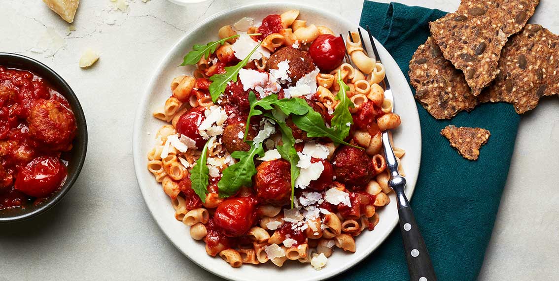 Makaroner och kycklingköttbullar i tomatsås