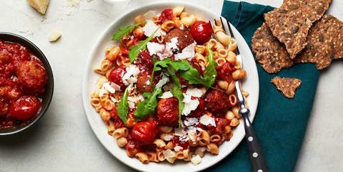 Makaroner och kycklingköttbullar i tomatsås