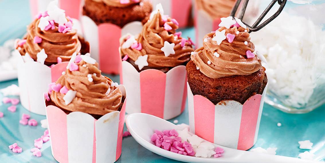 Mini-cupcakes med choklad- och hallontopping