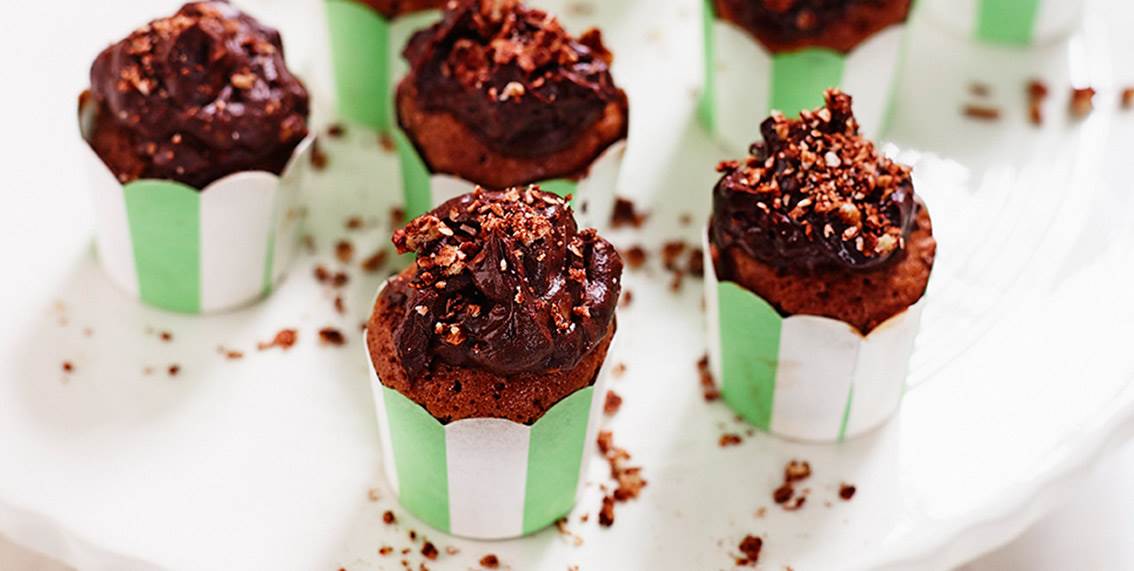 Mini-cupcakes med topping av choklad med rostad mandel
