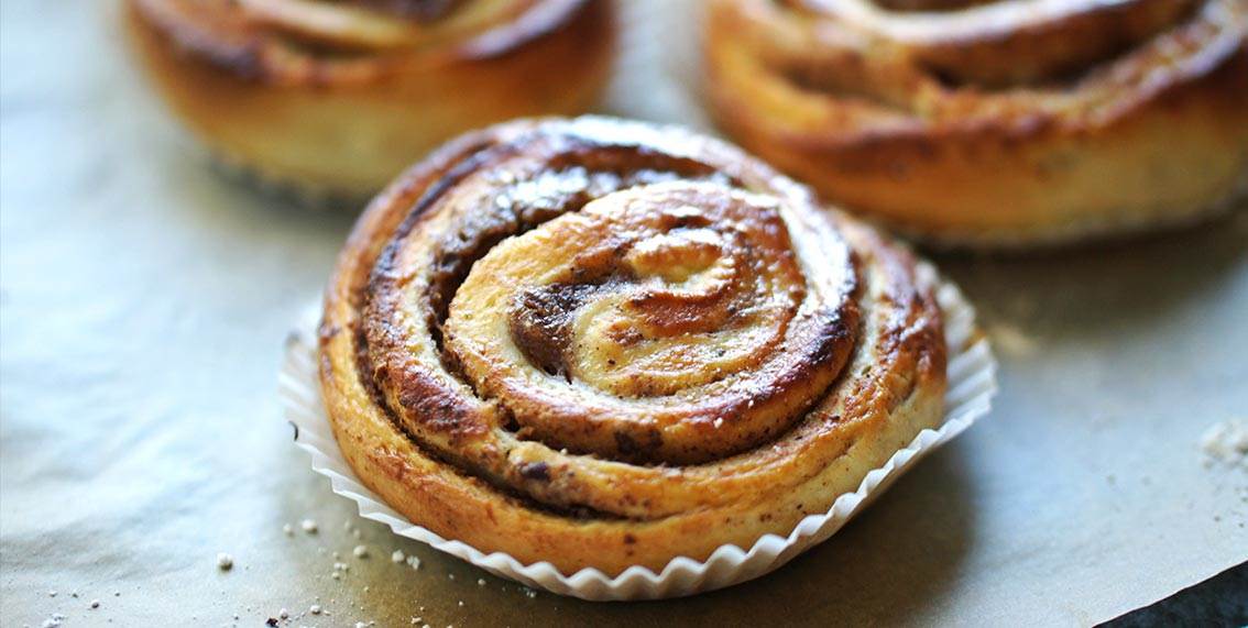 Naturligt söta kanelbullar med dadlar och dinkelmjöl