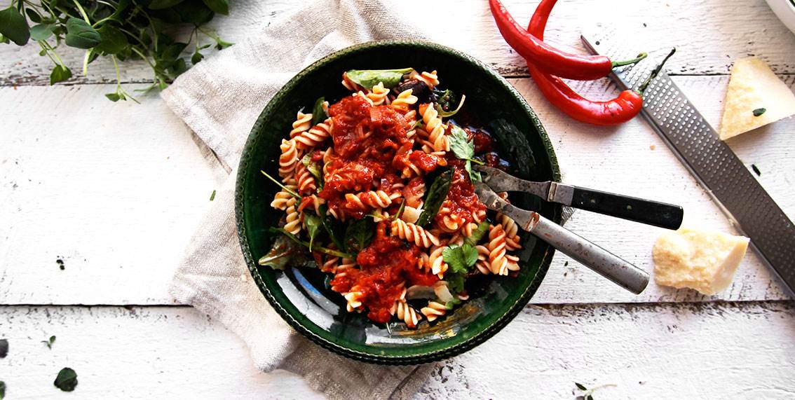 Pasta arrabiata med het tomatsås