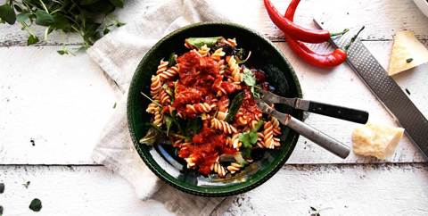 Pasta arrabiata med het tomatsås