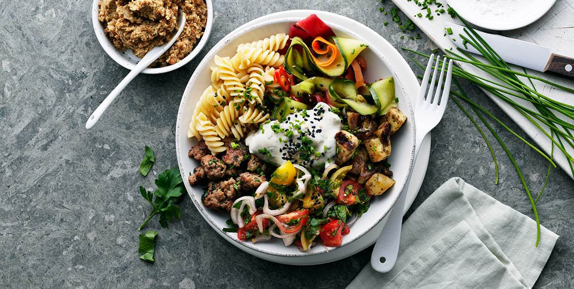 Pasta Bowl med lammfärs, inlagda grönsaker och linshummus