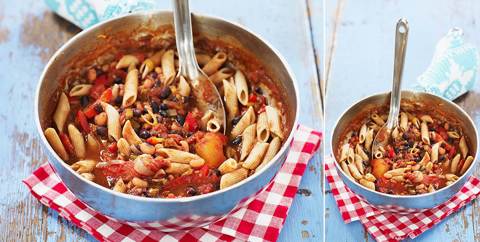 Pasta med svarta bönor i tomatsås med parmesan