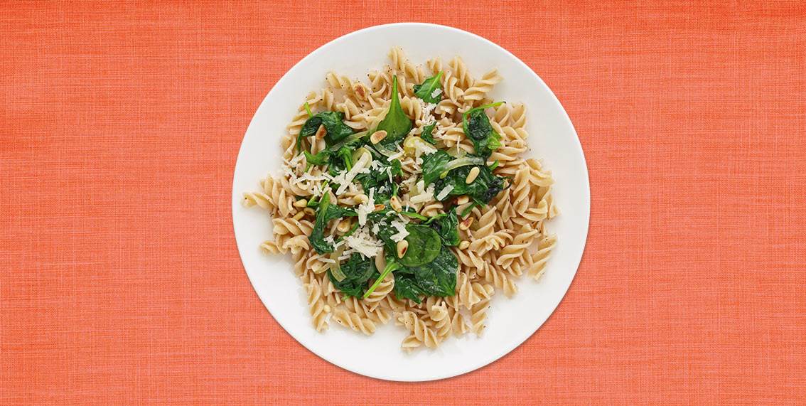 Grön spenatpasta med rostade pinjenötter