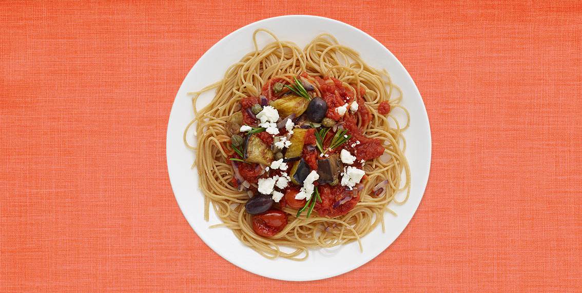 Vegetarisk pasta med tomat- och auberginesås med oliver
