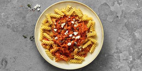 Pasta med tomat- och morotssås, timjan och fetaost