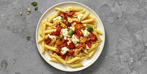 Pasta med ugnsrostade tomater, vitlök, brödströssel och mozzarella