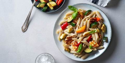 Penne med halloumi, grillade grönsaker och örtolja