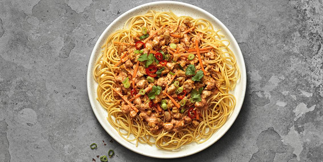 Spaghetti med asiatisk kycklingfärs-sås