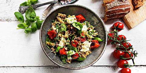 Pastasallad Caprese med bakade tomater och rostade solrosfrön