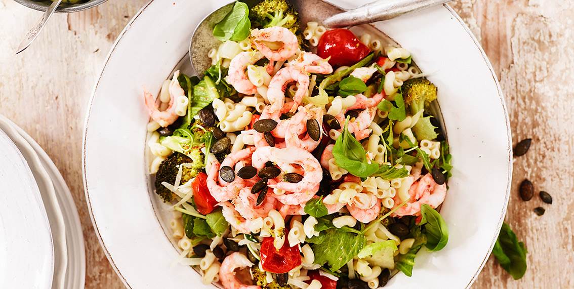 Pastasallad med avokadodressing och räkor