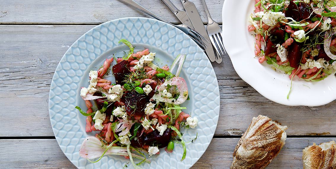 Pastasallad med rödbetor, chèvre & honungsvinägrett