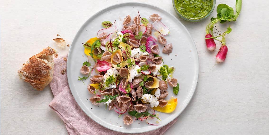 Pastasallad med picklade betor & fetaostkräm - Kungsörnen