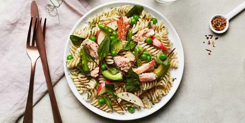 Pastasallad med varmrökt lax och en massa grönt gott