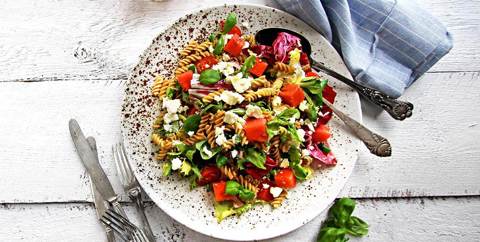 Pastasallad med vattenmelon, fetaost och basilika