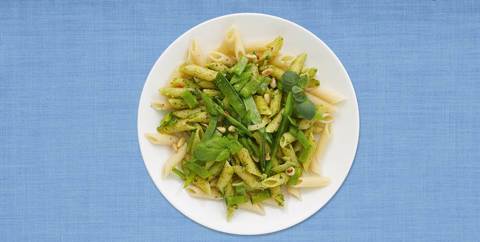 Vegetarisk pestopasta med rostade pinjenötter och sugar snaps