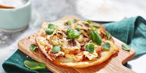Pizza bianco med rökt sidfläsk och basilika