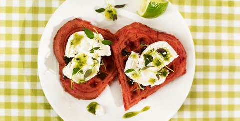 Rödbetsvåffla med chèvre och timjanhonung