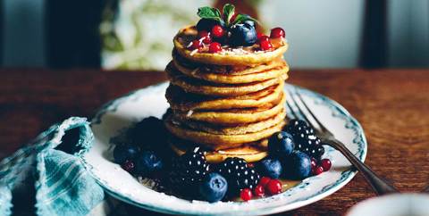 Amerikanska pannkakor med salt kolasås