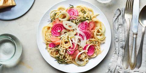 Spaghetti med snabbpicklad fänkål och rökt lax