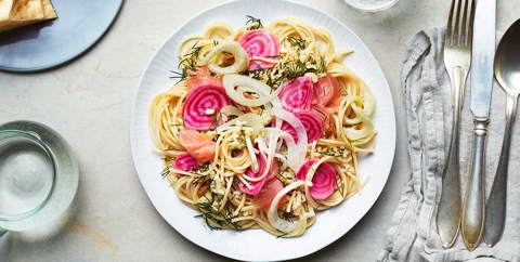 Spaghetti med snabbpicklad fänkål och rökt lax