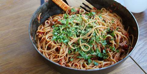 Vegansk pasta all’amatriciana med tofu och cashewnötter