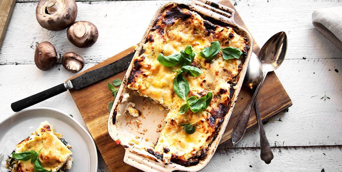 Vegetarisk lasagne med skogschampinjon, spenat och röda linser