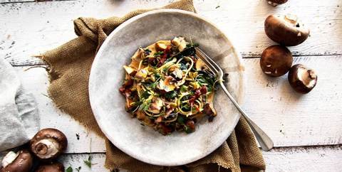 Vegetarisk pasta carbonara med skogschampinjon och soltorkad tomat