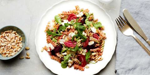 Fusilli med rostade rödbetor, chèvre och honungsdressing