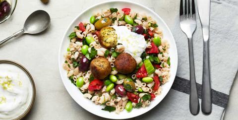 Snabbmakaroner tabbouleh med falafel och citronyoghurt